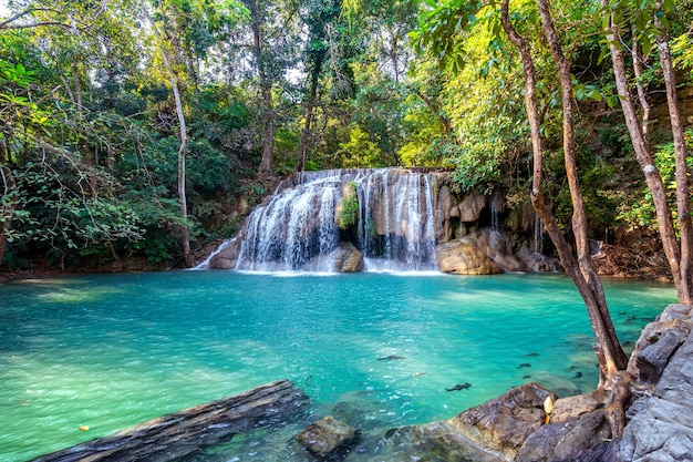 タイのエラワンの滝。自然の中でエメラルドプールのある美しい滝。