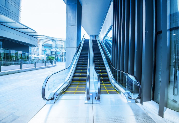 Free Photo escalator in the airport