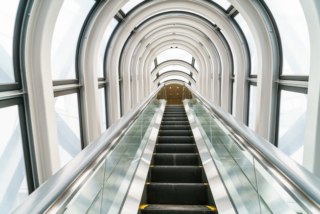 Free photo escalator in modern building