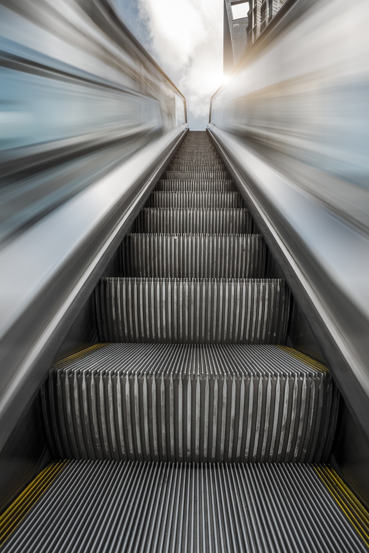 Free Photo escalator in an underground station