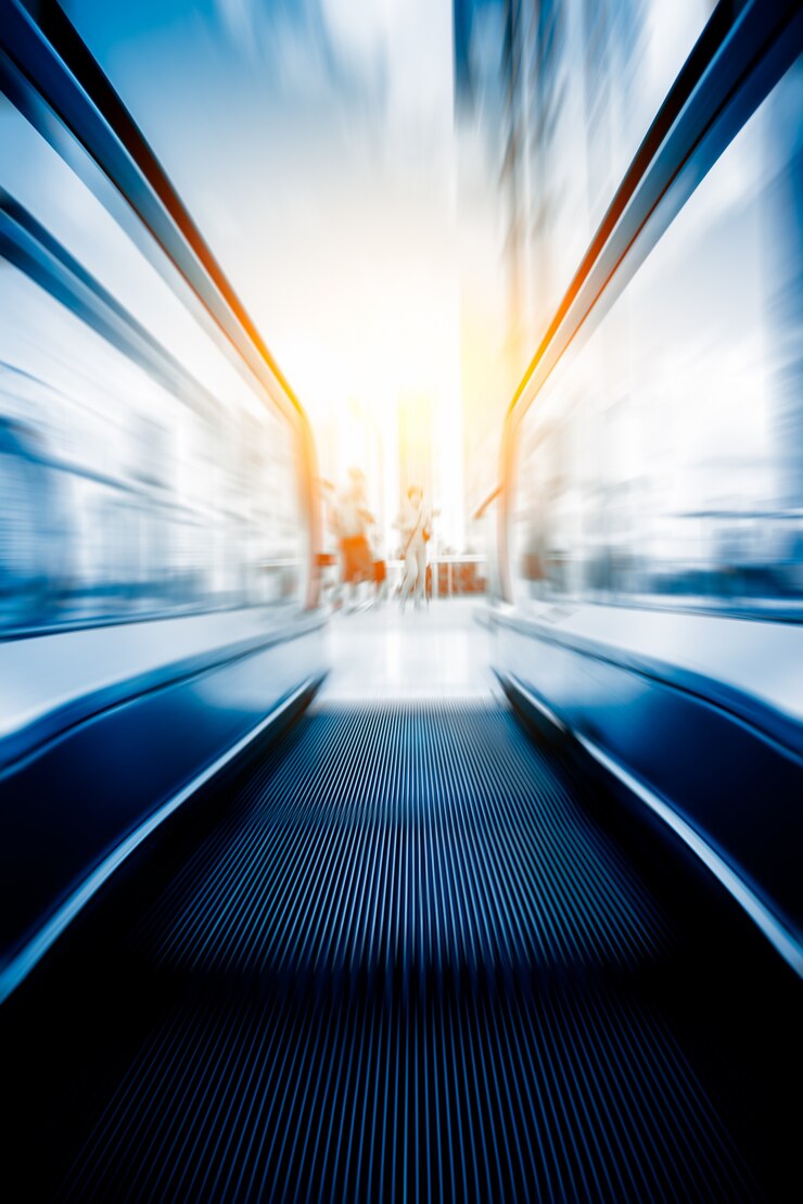 Free Photo escalator in an underground station