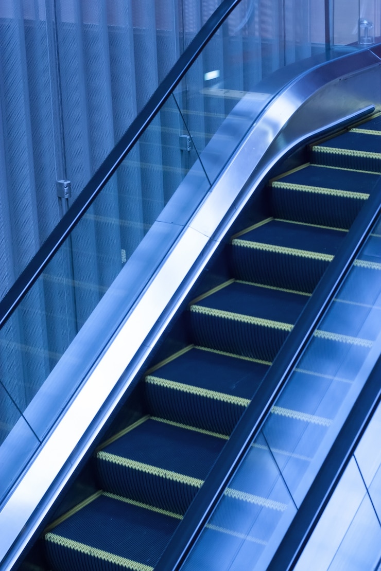 Free Photo escalators inside an office building