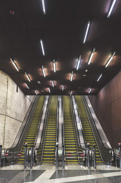 Foto gratuita scale mobili di una stazione della metropolitana in una città urbana