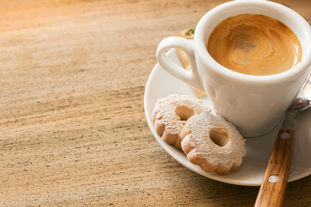 Foto gratuita caffè espresso e biscotti con spazio di copia