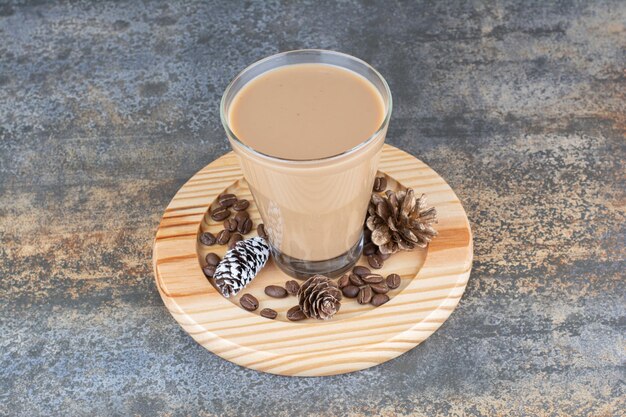 Кофе эспрессо с шишками на деревянной доске. Фото высокого качества
