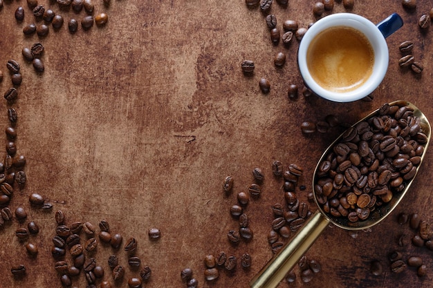 Foto gratuita tazza di caffè espresso su fondo di legno vecchio