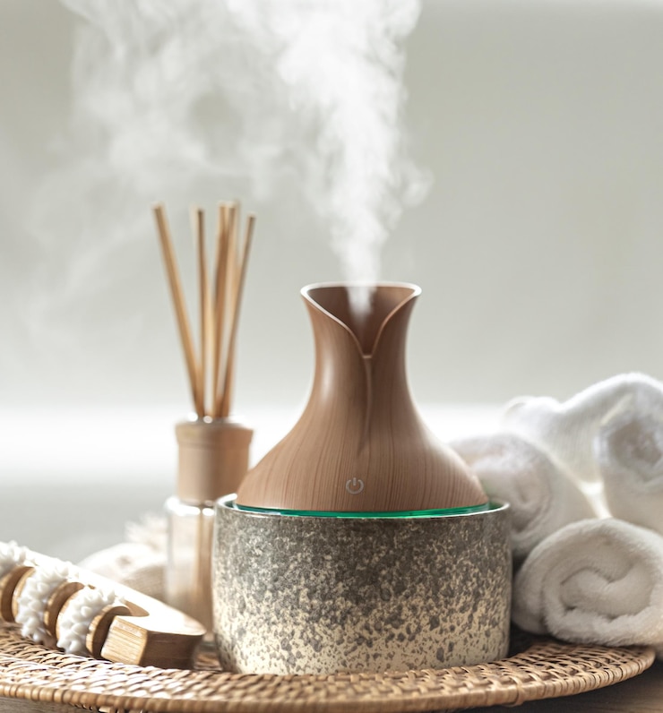 無料Photo エッセンシャルオイルアロマディフューザー (etheric oil aroma diffuser) は水を空気中に散らばすための湿気化器です
