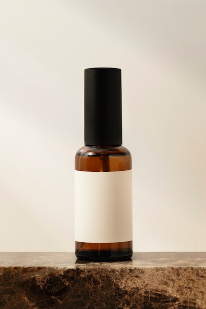 Бесплатное фото Аэрозольный баллончик с эфирным маслом, ароматный косметический продукт