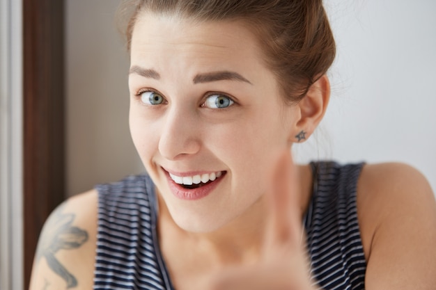 Free photo esthetic close-up shot of young caucasian woman showing joyful, sincere, happy feelings.