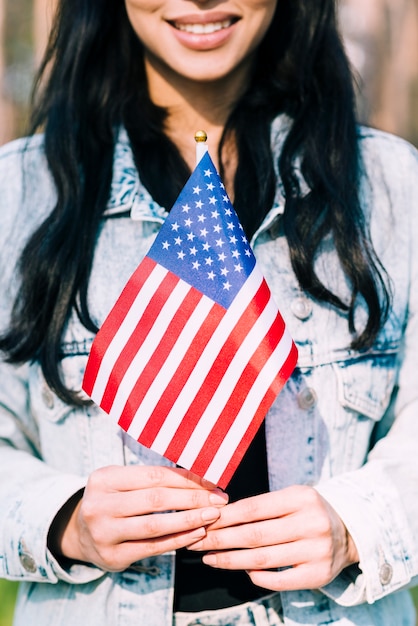 アメリカの国旗を保持している民族の女性