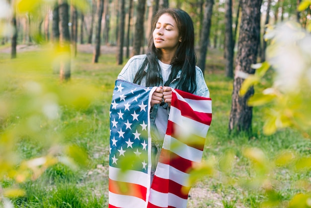 アメリカの国旗を持つ民族の女性