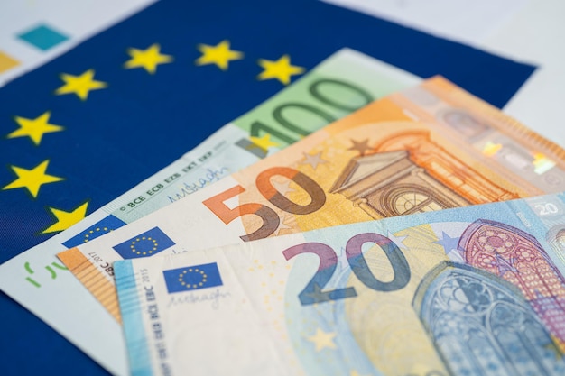 Eu​の​紙幣​は​、​ヨーロッパ​の​旗​、​ビジネス​と​金融​の​概念​に​基づいています​。