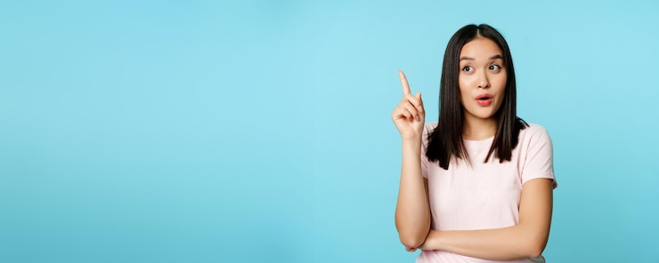 免費 Photo 歐瑞卡 (eureka) 年輕的亞洲女人找到了解決方案 韓國女孩舉起手指,提出一個站立的想法