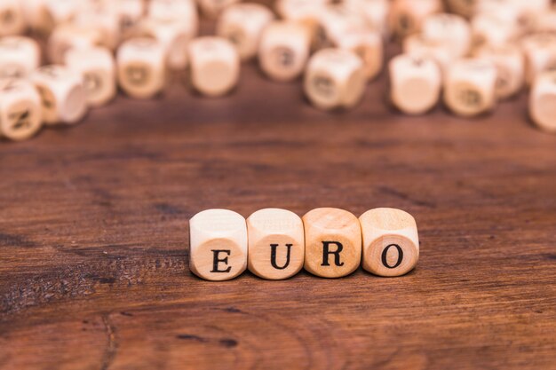 Евро письмо из деревянных кубиков
