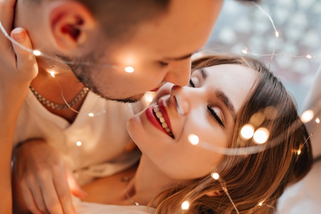 Европейский бородатый мужчина целует жену в отпуске. Чувственная пара, выражающая страсть.