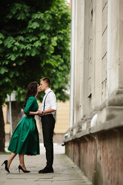 거리에서 포즈를 취하는 유럽의 아름 다운 커플