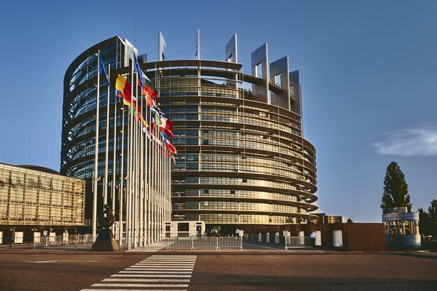 Здание Европейского парламента в Страсбурге, Франция с ясным голубым небом на заднем плане