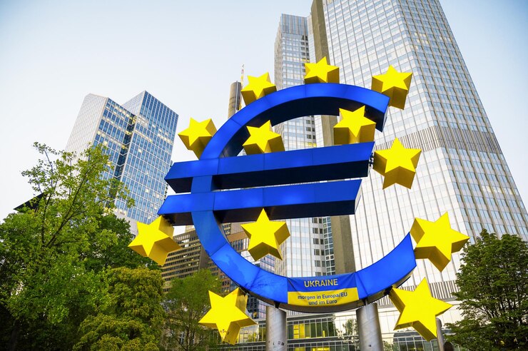 Free Photo the euroskulptur in frankfurt downtown germany