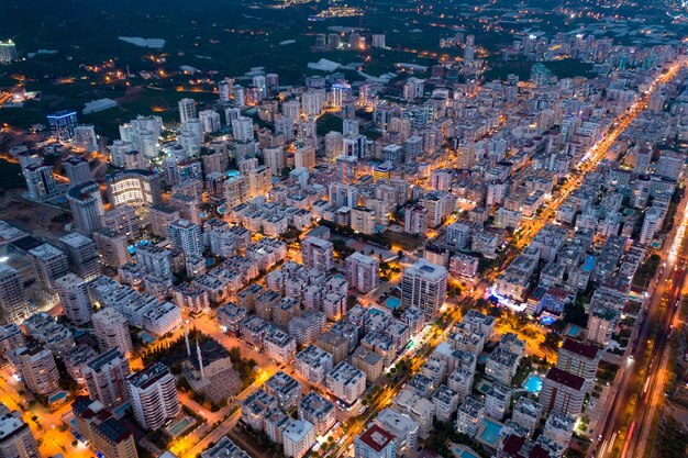 Вечерняя агломерированная городская жизнь освещена городским потоком в Турции