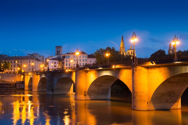 Vista serale di logrono. puente da piedra sull'ebro