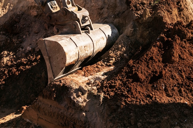 Foto gratuita escavatore per scavare alla luce del giorno all'aperto
