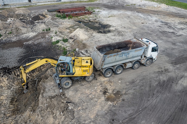 机械道路上施工怎么举报