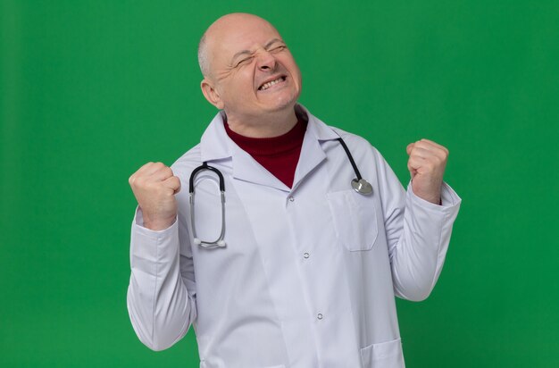 청진기를 들고 의사 유니폼을 입은 흥분된 성인 슬라브 남자