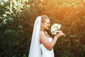 Foto gratuita sposa eccitato con il suo bouquet di nozze