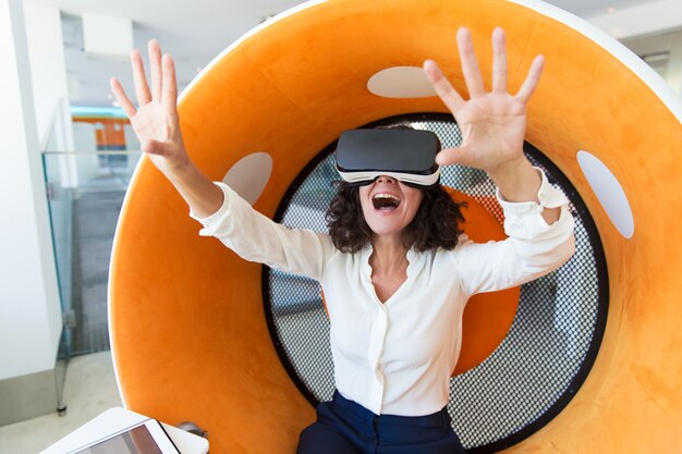 VR体験を楽しんでいる興奮している実業家