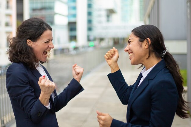 成功を祝う興奮している実業家