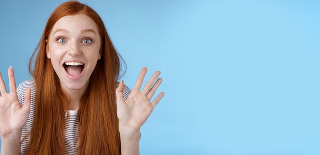 Free photo excited charismatic happy lively redhead young funny woman smiling thrilled open mouth fascinated