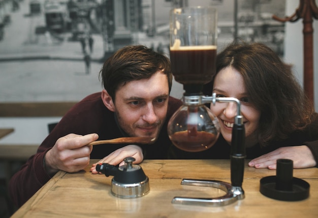 無料写真 コーヒーマシンを見て興奮したカップル