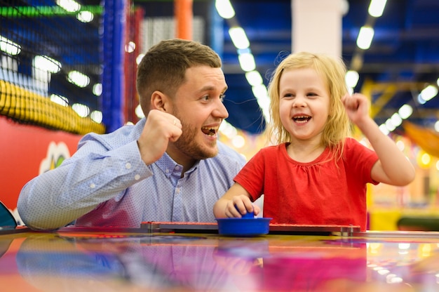 Foto gratuita figlia e padre emozionanti a mezzo tiro