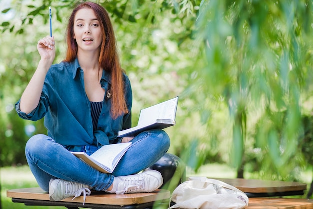 Foto gratuita ragazza eccitata che propone nell'illuminismo