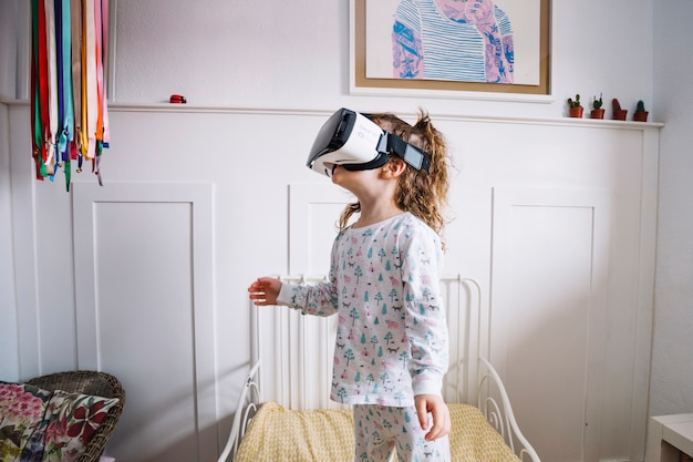 VRの眼鏡を覗いている、興奮した少女