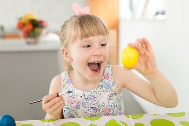 Foto gratuita ragazza eccitata con uovo di pasqua