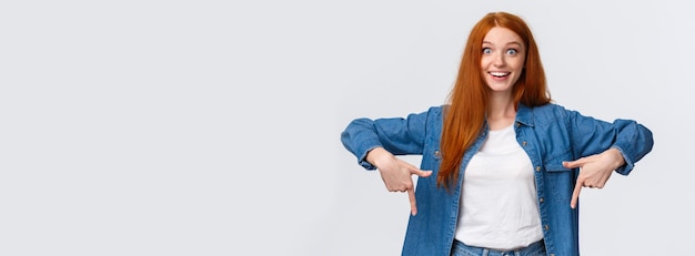 Free photo excited happy charismatic teenage girl with red hair blue eyes smiling fascinated and amused hear go