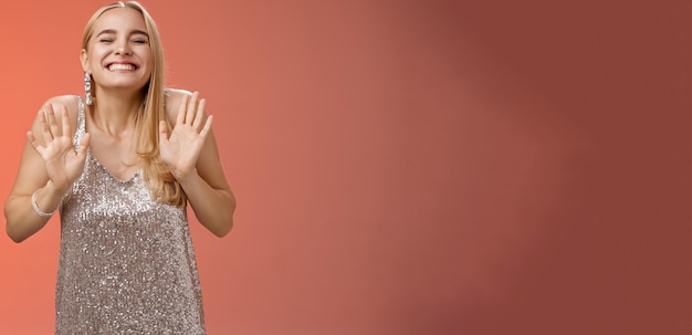 Eccitata felice affascinante ragazza bionda di compleanno che celebra divertendosi festeggiando sorridendo ampiamente spensierata