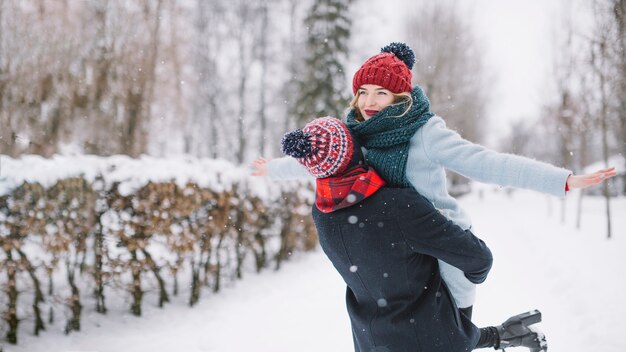 雪の中で興奮した幸せなカップル