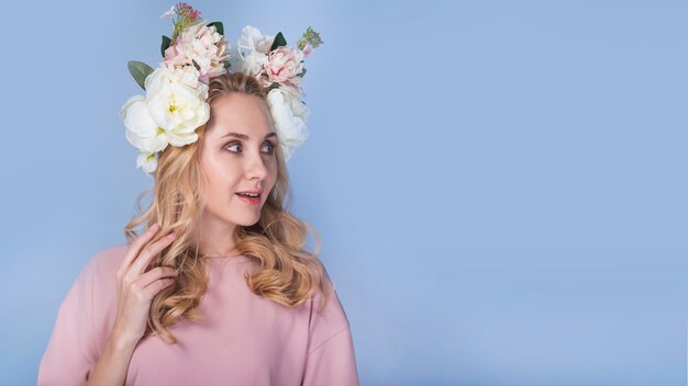 Бесплатное фото Возбужденная дама с цветами на голове
