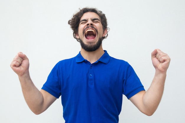 Ragazzo fortunato eccitato che grida di gioia