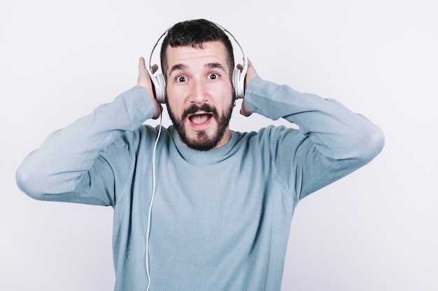 Бесплатное фото Возбужденный человек слушает музыку