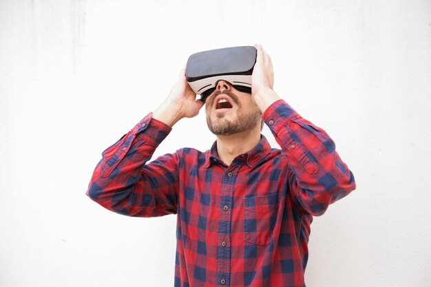 Возбужденный мужчина в гарнитуру VR