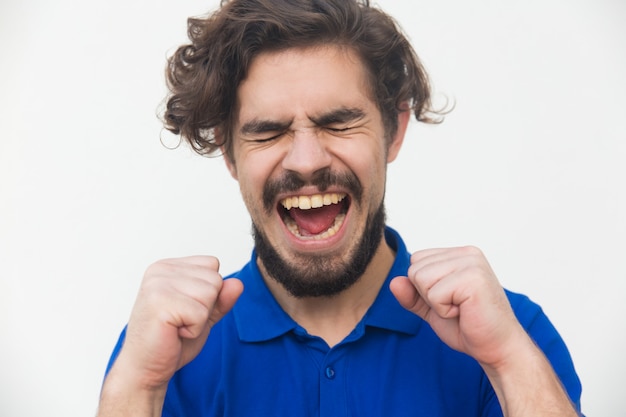 Ragazzo fortunato felicissimo eccitato che grida di gioia