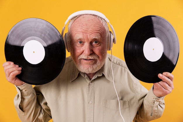 Free photo excited senior at home listening music