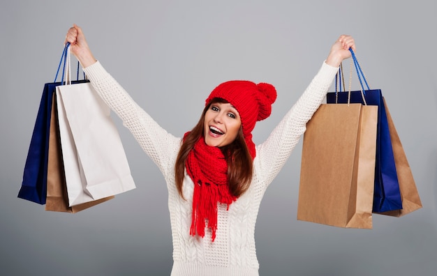 Donna emozionante che tiene un sacco di shopping bag