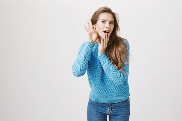 Foto gratuita la donna eccitata ascolta la conversazione, intercettando