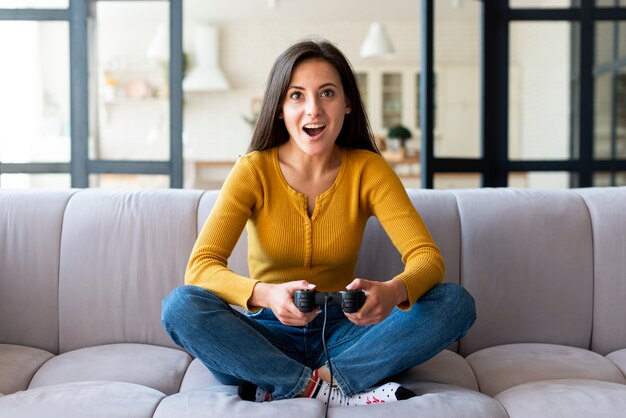 Взволнованная женщина играет в видеоигры