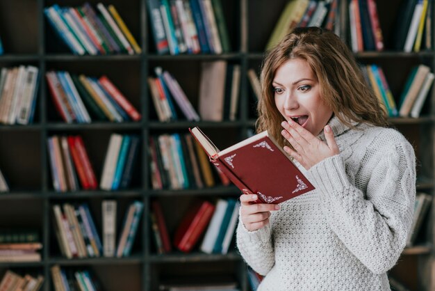 Возбужденная женщина, читающая книгу