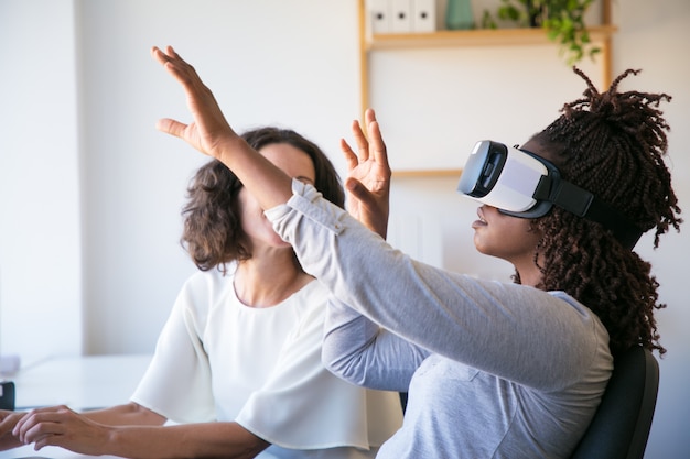 Взволнованная женщина тестирует гарнитуру VR